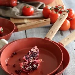 Poêle Ector Induction Aluminium Revêtu Manche En Bois 24 Cm Rouge 9 Poêle Ector Induction Aluminium Revêtu Manche En Bois 24 Cm Rouge -Peuyer Magasin 108013 2 1 Poele Ector induction aluminium revetu manche en bois 24 cm rouge Ogo