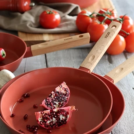 Poêle Ector Induction Aluminium Revêtu Manche En Bois 24 Cm Rouge 5 Poêle Ector Induction Aluminium Revêtu Manche En Bois 24 Cm Rouge – Image 3