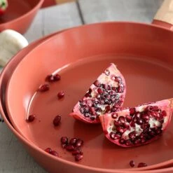 Poêle Ector Induction Aluminium Revêtu Manche En Bois 28 Cm Rouge -Peuyer Magasin 108014 2 2 Poele Ector induction aluminium revetu manche en bois 28 cm rouge Ogo