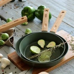 Poêle Ector Induction Aluminium Revêtu Manche En Bois 20 Cm Vert -Peuyer Magasin 108019 2 1 Poele Ector induction aluminium revetu manche en bois 20 cm vert Ogo