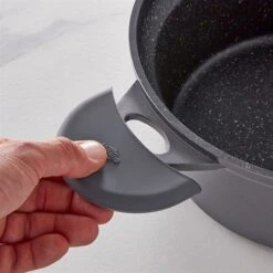 Lot Faitout Dur Comme La Pierre 24 Cm Et 2 Maniques En Silicone -Peuyer Magasin 111083 3 1 Lot faitout Dur comme la pierre 24 cm et 2 maniques en silicone Mathon