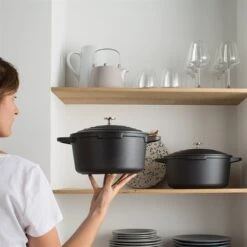 Lot Cocotte Légère Ronde En Fonte D'aluminium 28 Cm Et Deux Maniques En Silicone -Peuyer Magasin 113006 2 1 Lot cocotte legere ronde en fonte d aluminium 28 cm et deux maniques en silicone Mathon