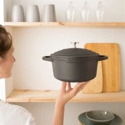 Cocotte Légère Ronde En Fonte D'aluminium 20 Cm 2,6 L Coloris Noir -Peuyer Magasin 203002 2 3 Cocotte legere ronde en fonte d aluminium 20 cm 2 6 L coloris noir Mathon