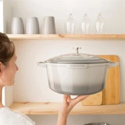 Cocotte Légère Ronde En Fonte D’aluminium 28 Cm 6,7 L Rouge -Peuyer Magasin 203007 2 3 Cocotte legere ronde en fonte d aluminium 28 cm 6 7 L rouge Mathon