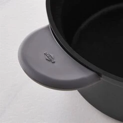 Produits populaires -Peuyer Magasin 209010 1 2 Lot cocotte legere ronde en fonte d aluminium 20 cm coloris noir et deux maniques silicone Mathon