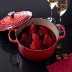 Le Creuset Cocotte Fonte Rond 26 Cm Cerise -Peuyer Magasin 213184 2 3 Cocotte fonte rond 26 cm cerise Le Creuset