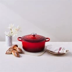 Le Creuset Cocotte Fonte Rond 26 Cm Cerise -Peuyer Magasin 213184 4 3 Cocotte fonte rond 26 cm cerise Le Creuset